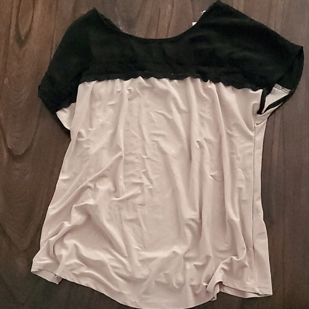 Petite Medium. Nude blouse